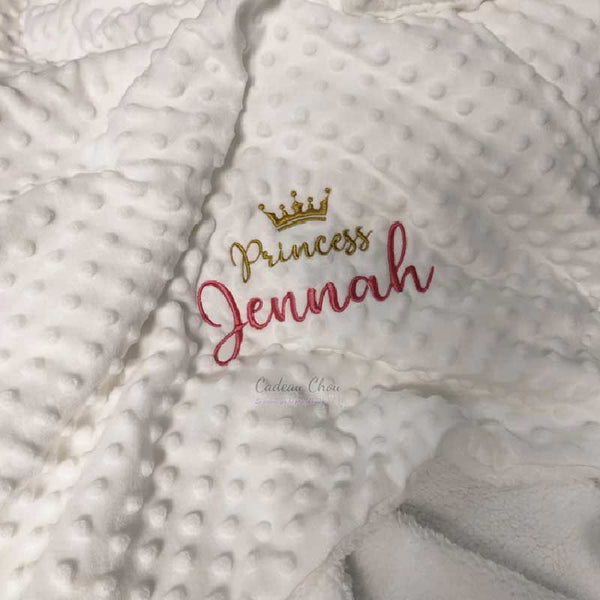 couverture-bebe-brodee-personnalise-plaid-cadeau-naissance-prenom-fille-garcon-blanc-princesse